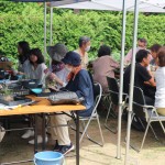 令和5年7/8「苔玉教室」この日もとても暑い日でしたが、皆さん楽しく作品を作っていました。